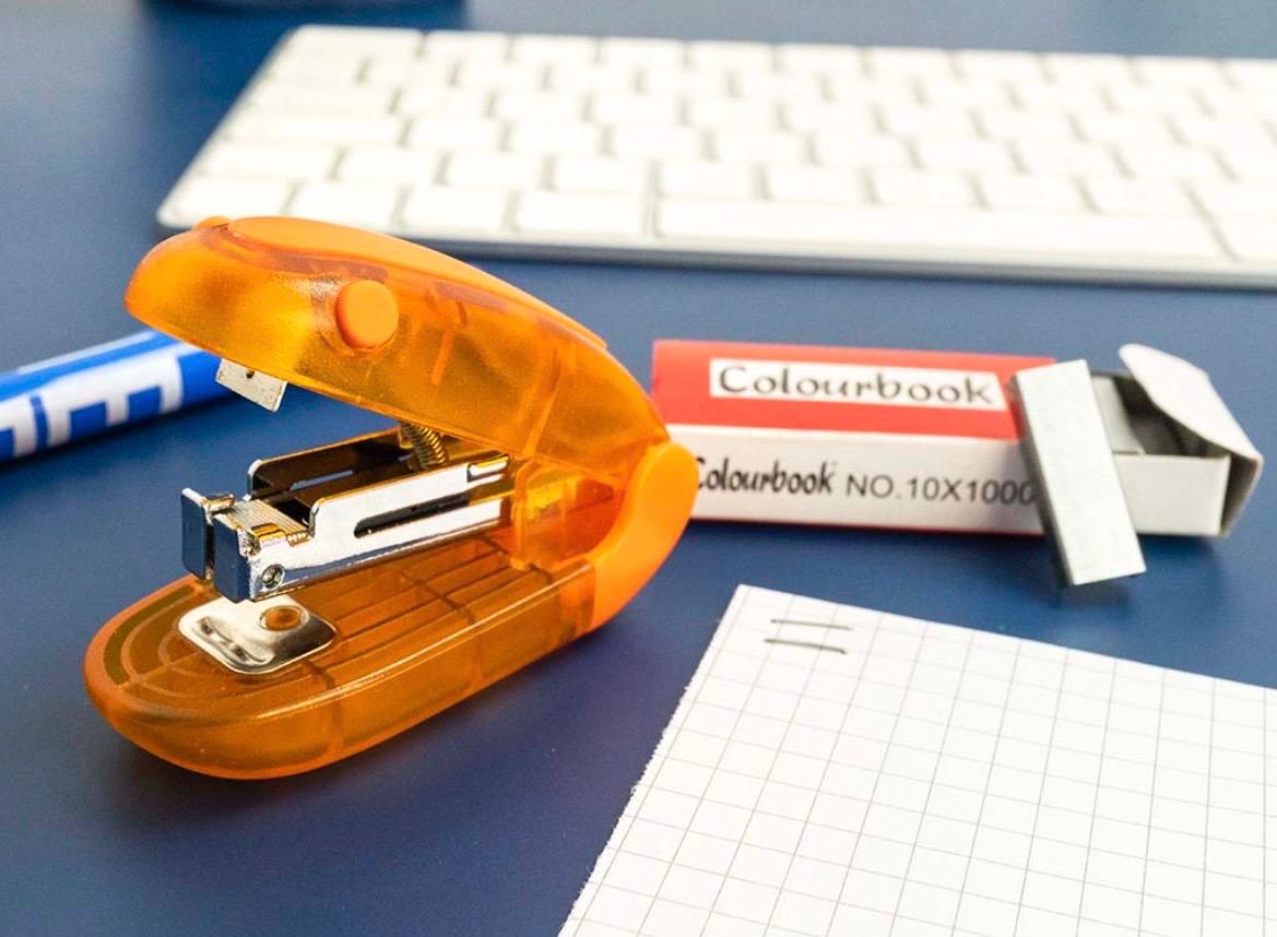 Mini cucitrice spillatrice con punti COLOURBOOK