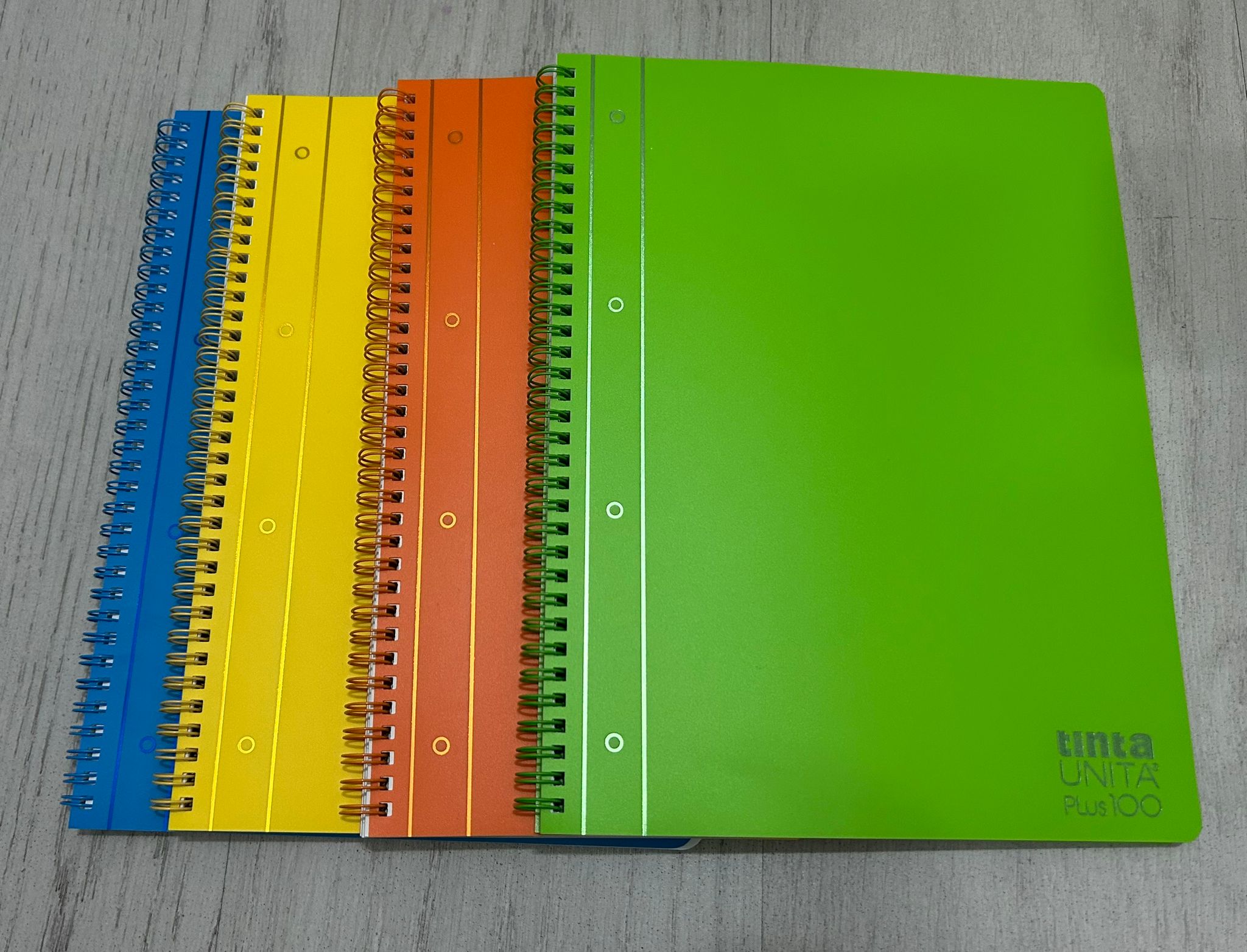 Quaderno tinta unita con spirale A4 (rigatura R)